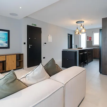 2br Penthouse Paradise With Jacuzzi & Bbq In Sliema By 360 Estates