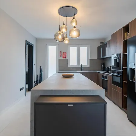 2br Penthouse Paradise With Jacuzzi & Bbq In Sliema By 360 Estates *