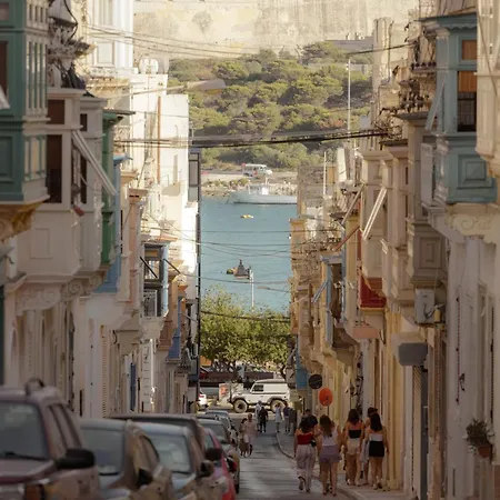 2br Penthouse Paradise With Jacuzzi & Bbq In Sliema By 360 Estates Gzira