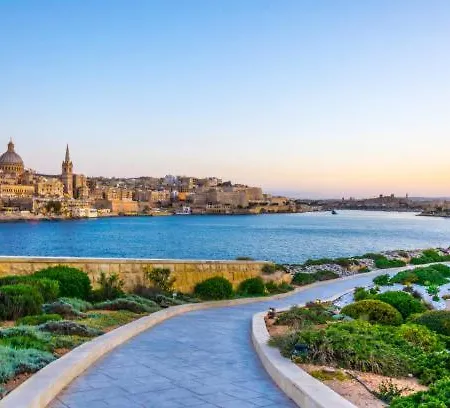 2br Penthouse Paradise With Jacuzzi & Bbq In Sliema By 360 Estates * Gżira