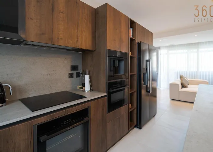 Lägenhet 2br Penthouse Paradise With Jacuzzi & Bbq In Sliema By 360 Estates *