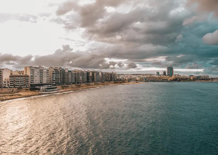 2br Penthouse Paradise With Jacuzzi & Bbq In Sliema By 360 Estates Lägenhet Gzira